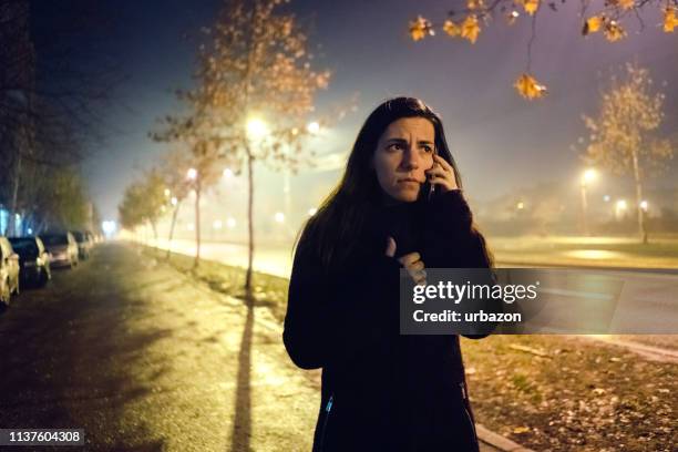 allein im nebel - frau erschrocken stock-fotos und bilder