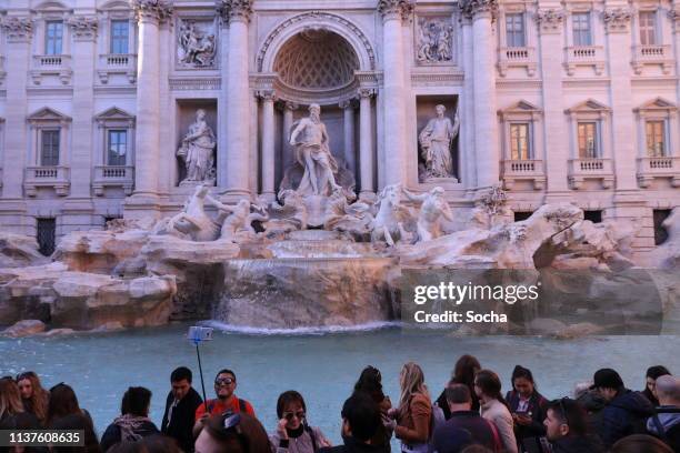 tourists in front of the trevi fountain in rome, italy - barroco imagens e fotografias de stock