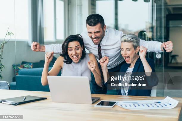 drei begeisterte geschäftsleute - business people cheering in office stock-fotos und bilder