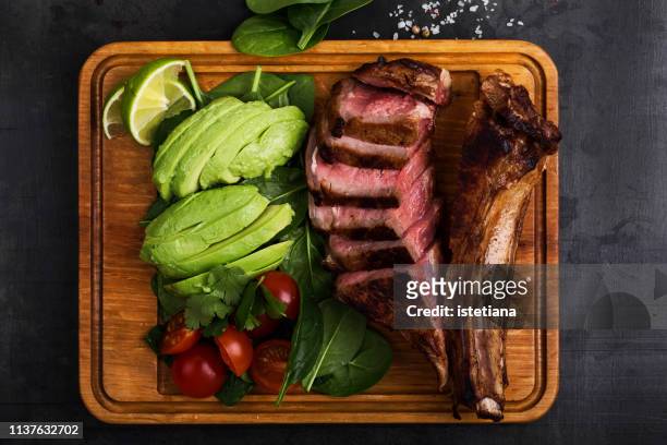 pan seared steak with green vegetables - bbq avocado imagens e fotografias de stock