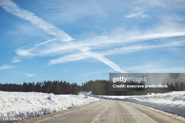 snowy winter mountain road met hoge sneeuw banken in west-colorado - snow covered road stockfoto's en -beelden