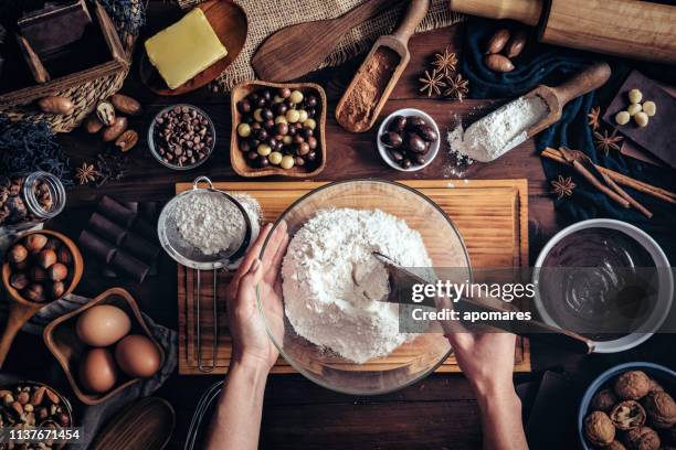 mains de femme faisant la mousse de chocolat et les biscuits sur une table en bois dans une cuisine rustique - ingrédients photos et images de collection