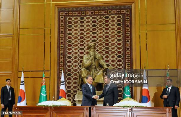 Turkmen President Gurbanguly Berdymukhamedov meets with South Korean President Moon Jae-in in Ashgabat on April 17, 2019. - South Korean President...