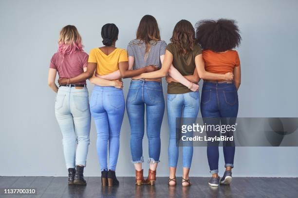 toda mujer necesita otra mujer que la tenga de vuelta - jeans fotografías e imágenes de stock