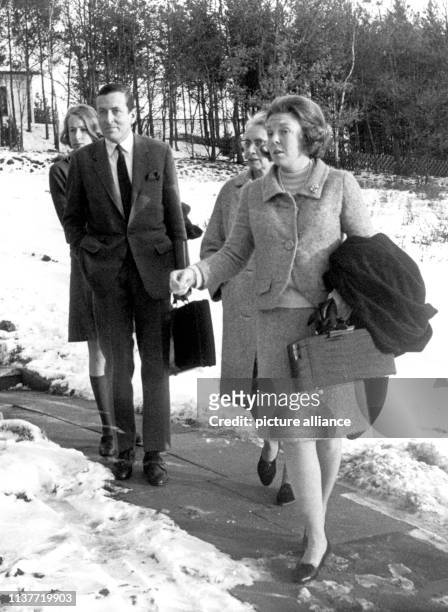 Prinz Claus der Niederlande mit seiner Frau, Kronprinzessin Beatrix , seiner Mutter Goesta von Amsberg und seiner Schwester Christine am 4. Januar...
