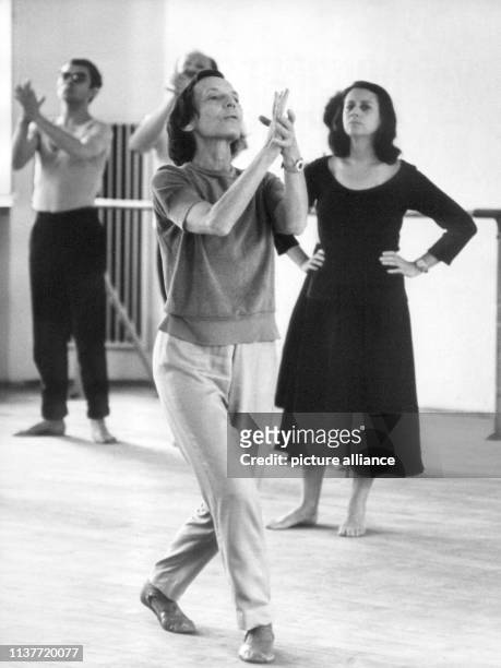 Die Ausdruckstänzerin und Tanzpädagogin Gret Palucca unterrichtet in ihrer Schule in Dresden . Sie war nach dem Ersten Weltkrieg eine der ersten...