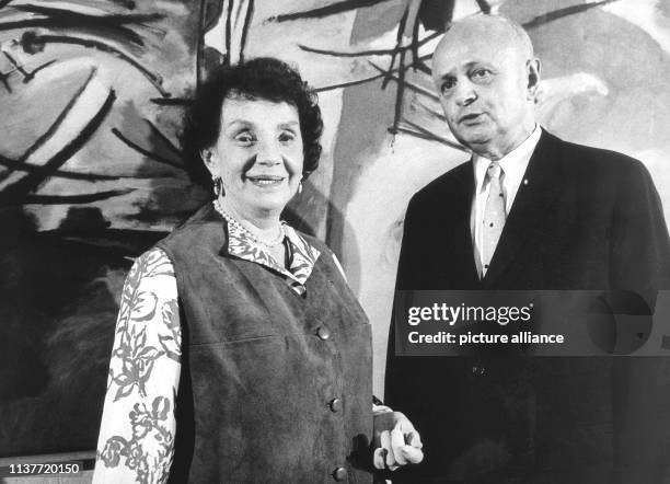 Die Witwe des 1944 verstorben russischen Malers Wassily Kandinsky, Nina Kandisky, und der baden-württembergische Landtagspräsident Camill Wurz stehen...