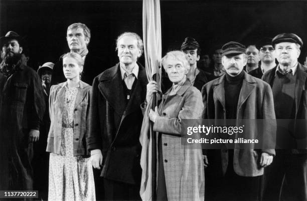 Der Schauspieler und Theaterfunktionär Hans-Peter Minetti am 20. April 1986 in Ost-Berlin während der Generalprobe von "Der Aufbruch" zur...