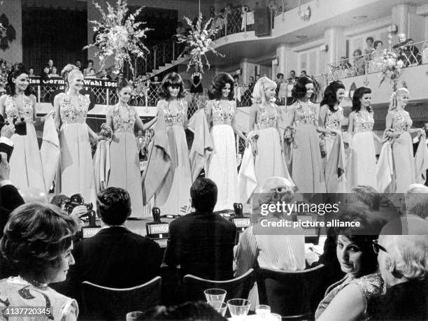 In eleganter Abendrobe posieren die zehn Teilnehmerinnen der Endausscheidung bei der Wahl zur Miss Germany 1969 für die Jury am 3.5.1969 im Hotel...