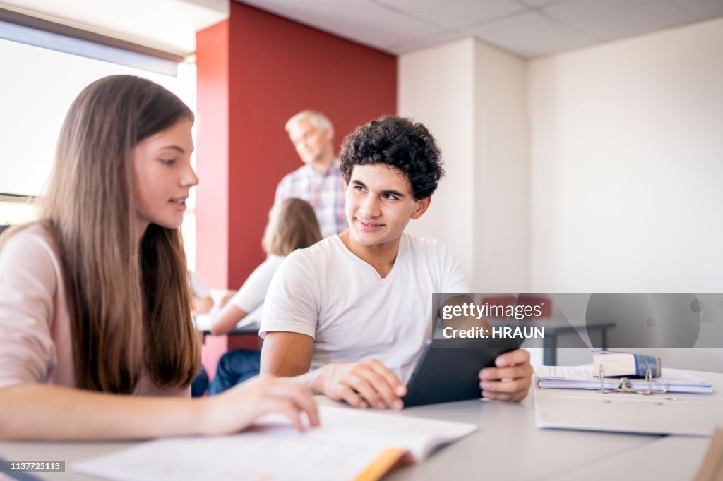 Studierende mit Tablet-PCs im Klassenzimmer