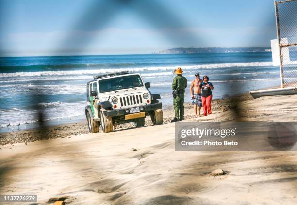 usa/mexiko grenze-die mauer - united states border patrol stock-fotos und bilder