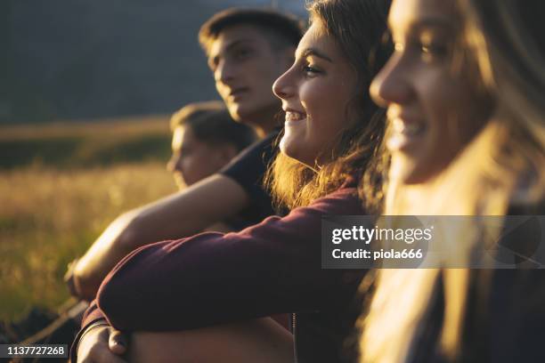 aventures sur les dolomites: les adolescents de randonnée - a la mode photos et images de collection