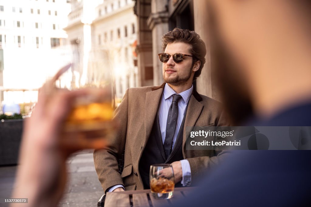 Business Break-två unga affärs män tar en paus i centrala London