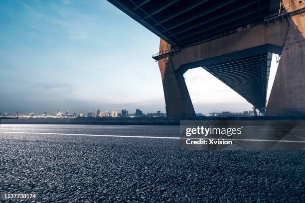 highway near bridge in dusk for car commercial"n - wuhan 個照片及圖片檔