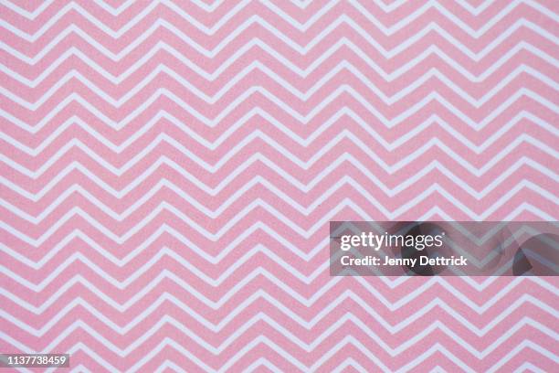 pink and white chevron pattern - chevron background foto e immagini stock