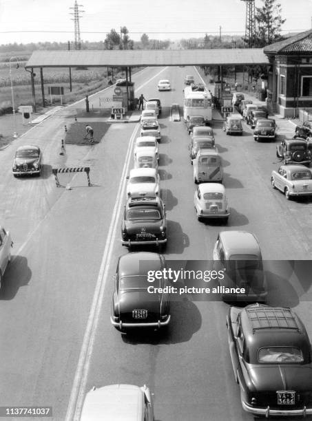 Autos aus Richtung Mailand stauen sich am 13.7.1957 an der Mautstelle einer Zufahrt zur Autobahn nach Como. In Italien sind alle Autobahnen - auf...