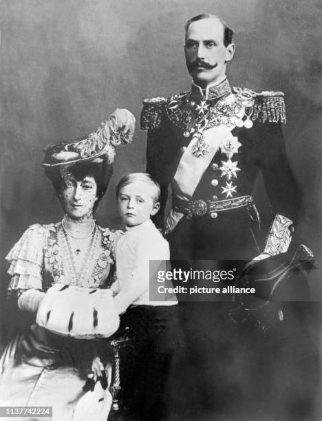 Der neue norwegische König Haakon VII. Im Jahr 1905 mit seiner Gattin Königin Maud, einer geb. Prinzessin von Großbritannien, und ihrem einzigen Kind...