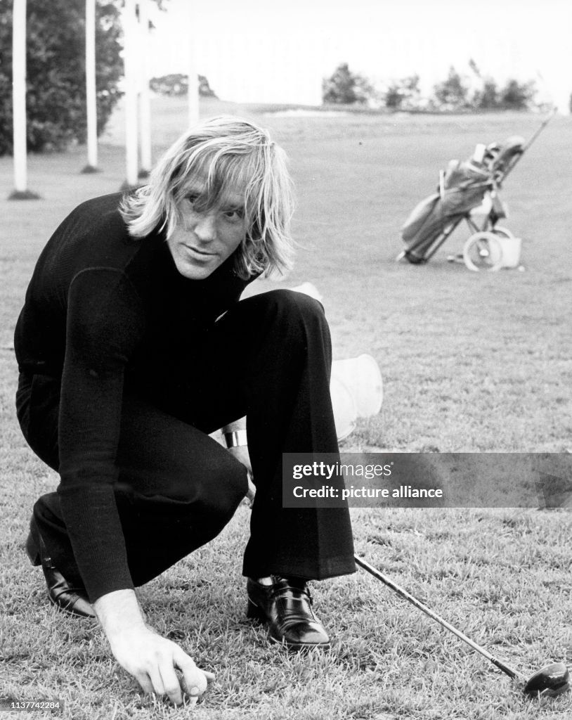 Gunther Netzer Der deutsche Fussball-Nationalspieler Günter Netzer legt sich am ...
