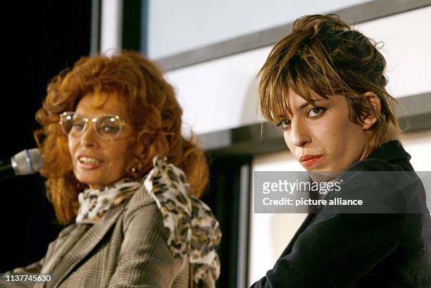 Die Schauspielerinnen Sophia Loren und Lou Doillon stellen am Donnerstagnachmittag in London den neuen Pirelli-Kalender 2007 der Presse vor. Foto:...