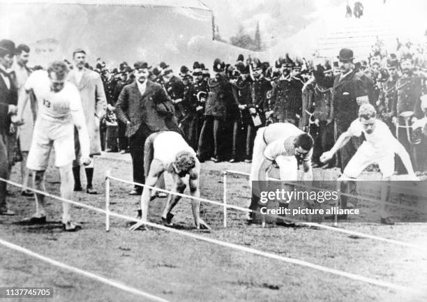 Beim 100-Meter-Lauf während der Olympischen Spiele in Athen im April 1896 starten der US-Amerikaner Thomas Burke und der Deutsche Fritz Hofmann mit...