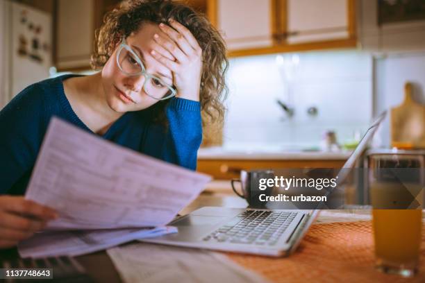 documenten doorlopen - rekening stockfoto's en -beelden