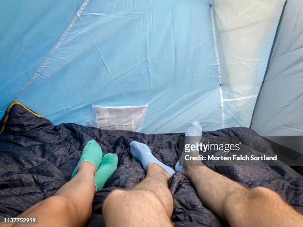 outdoor camping in hol, norway - ankle socks stock-fotos und bilder