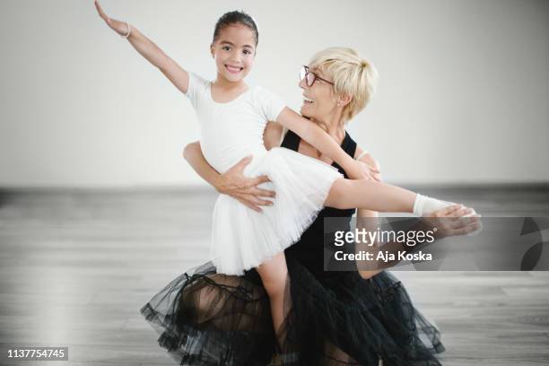 learning ballet moves. - dar uma ajuda imagens e fotografias de stock