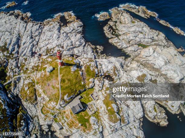 a red lighthouse in bømlo, norway - condado de hordaland fotografías e imágenes de stock