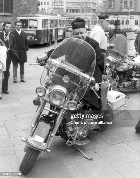Der Geistliche Edward Cate ließ es sich nicht nehmen, sich während der Filmvorführung von "Harley Davidson 344" am auf der Hauptwache in Frankfurt am...