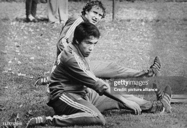 Japanese national striker Jasuhiko Okudera during his first practice in Cologne on 10th October 1977. Behind him Heinz Flohe. 1. FC Köln was the...