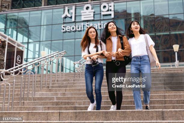 ��ソウル駅で3人の女性の友人 - 大韓民国 ストックフォトと画像