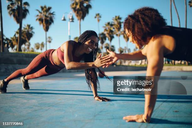 entrenamiento cruzado en las canchas de baloncesto de venice beach, california - crossfit training fotografías e imágenes de stock