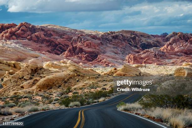 sinuosa autopista y montañas, viaje por carretera, valley of fire state park - great basin fotografías e imágenes de stock