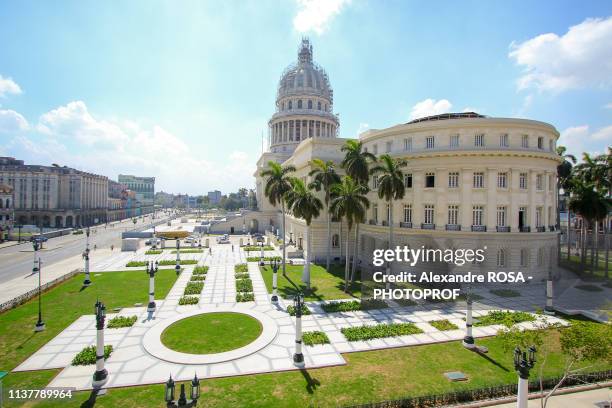 el capitolio, the national capitol building in la havana, cuba - cuba street stock pictures, royalty-free photos & images