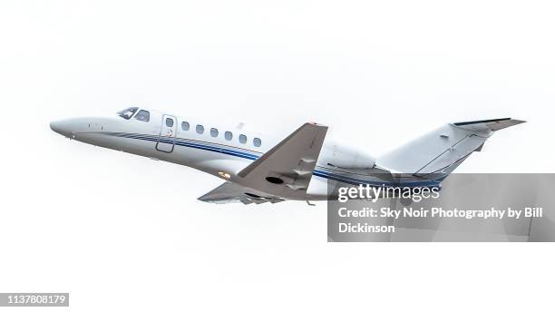 white sky private jet - avion privé photos et images de collection
