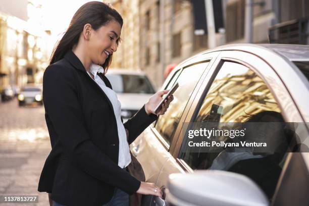 mujer abriendo la puerta del coche - brazil open fotografías e imágenes de stock