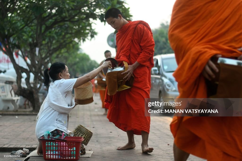 LAOS-CULTURE-BUDDHISM-MONKS-ALMS