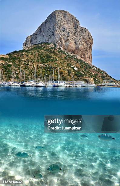 alicante bajo el agua (calpe) - alicante stockfoto's en -beelden