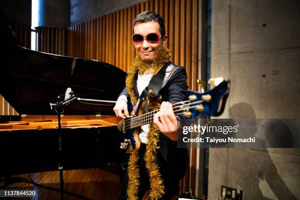 unusual bassist - excentriek stockfoto's en -beelden