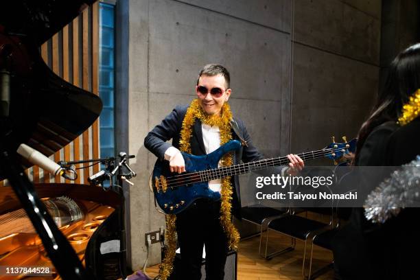 unusual bassist - acessórios de moda imagens e fotografias de stock