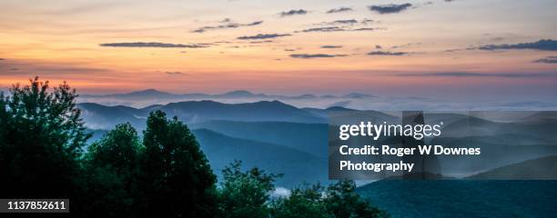 early morning sunrise off the blue ridge parkway - north carolina fotografías e imágenes de stock