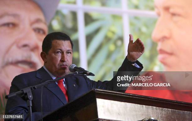El presidente de Venezuela Hugo Chávez se dirige a la audiencia durante un acto sobre el pago de la deuda social en Caracas el 09 de junio de 2006....