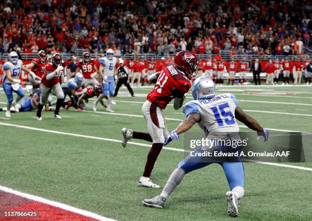 De'Vante Bausby of San Antonio Commanders picks off the ball intended for De'Mornay Pierson-El of Salt Lake Stallions and runs it in for a touchdown...