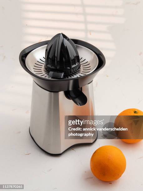 citrus press juicer - saftpresse stock-fotos und bilder