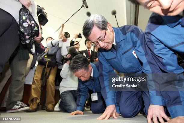 Tokyo Power Electric Co., President Masataka Shimizu kneels and bows for apology toward evacuated Namie Town residents at Nihonmatsu City Hall Towa...