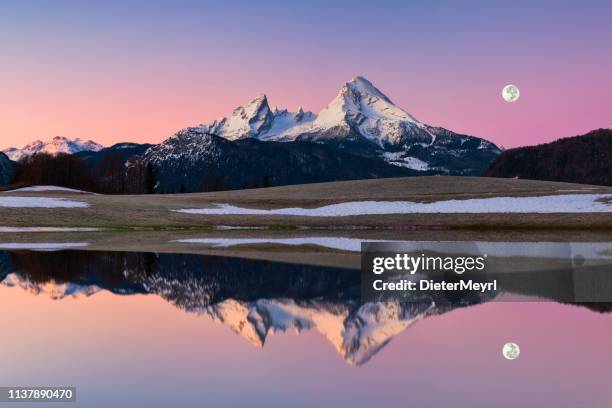 watzmann in alpen met volledige maan-nationaal park berchtesgaden - watzmann stockfoto's en -beelden