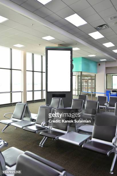 blank sign in airport - empty gate stock-fotos und bilder