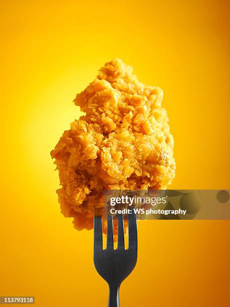 this fried chicken will give you a heart attack. - gefrituurde kip stockfoto's en -beelden