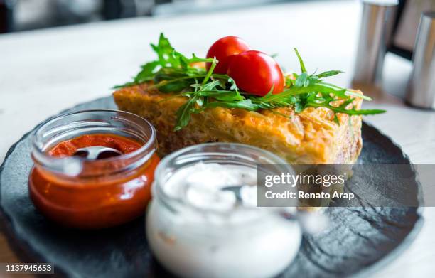 moussaka met gehakt vlees - moussaka stockfoto's en -beelden