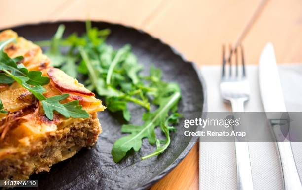 moussaka met gehakt vlees - moussaka stockfoto's en -beelden